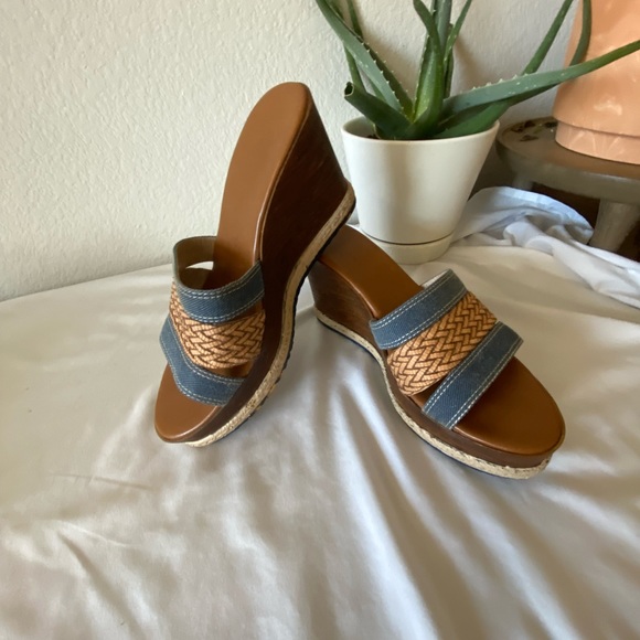 Italian Shoemakers Wedges - Picture 2 of 5